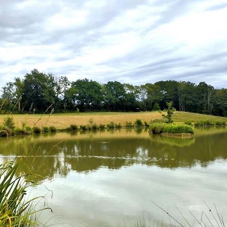 Snug & Secluded Lakeside Shepherds Hut 'Carp' อัคฟิลด์ ภายนอก รูปภาพ