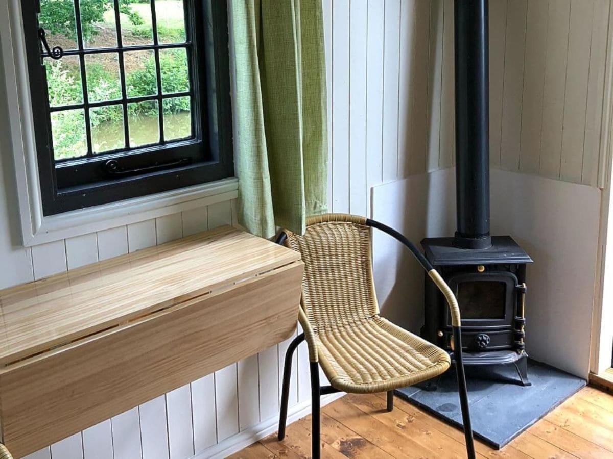 Snug & Secluded Lakeside Shepherds Hut 'Carp' อัคฟิลด์ ภายนอก รูปภาพ