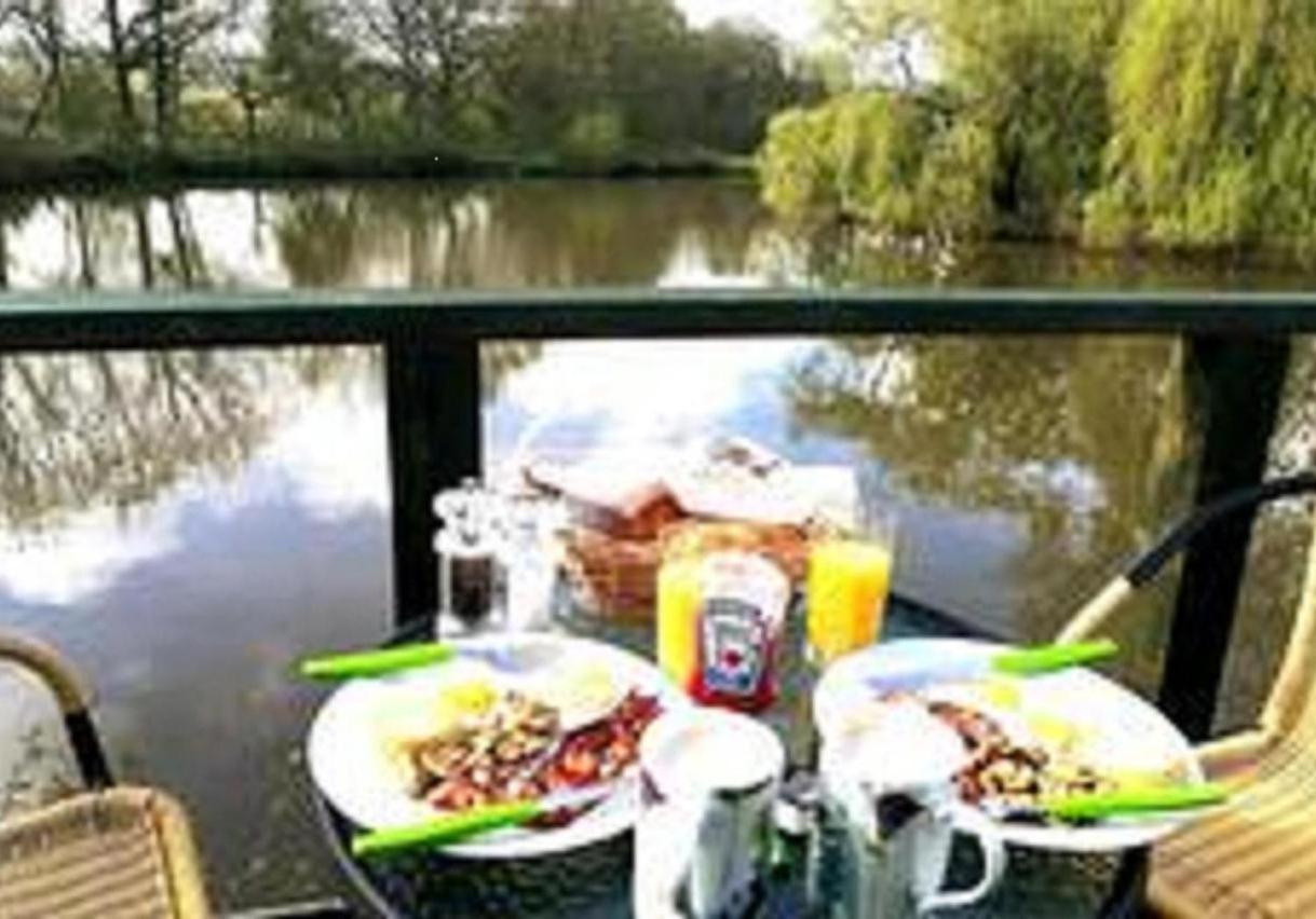 Snug & Secluded Lakeside Shepherds Hut 'Carp' อัคฟิลด์ ภายนอก รูปภาพ