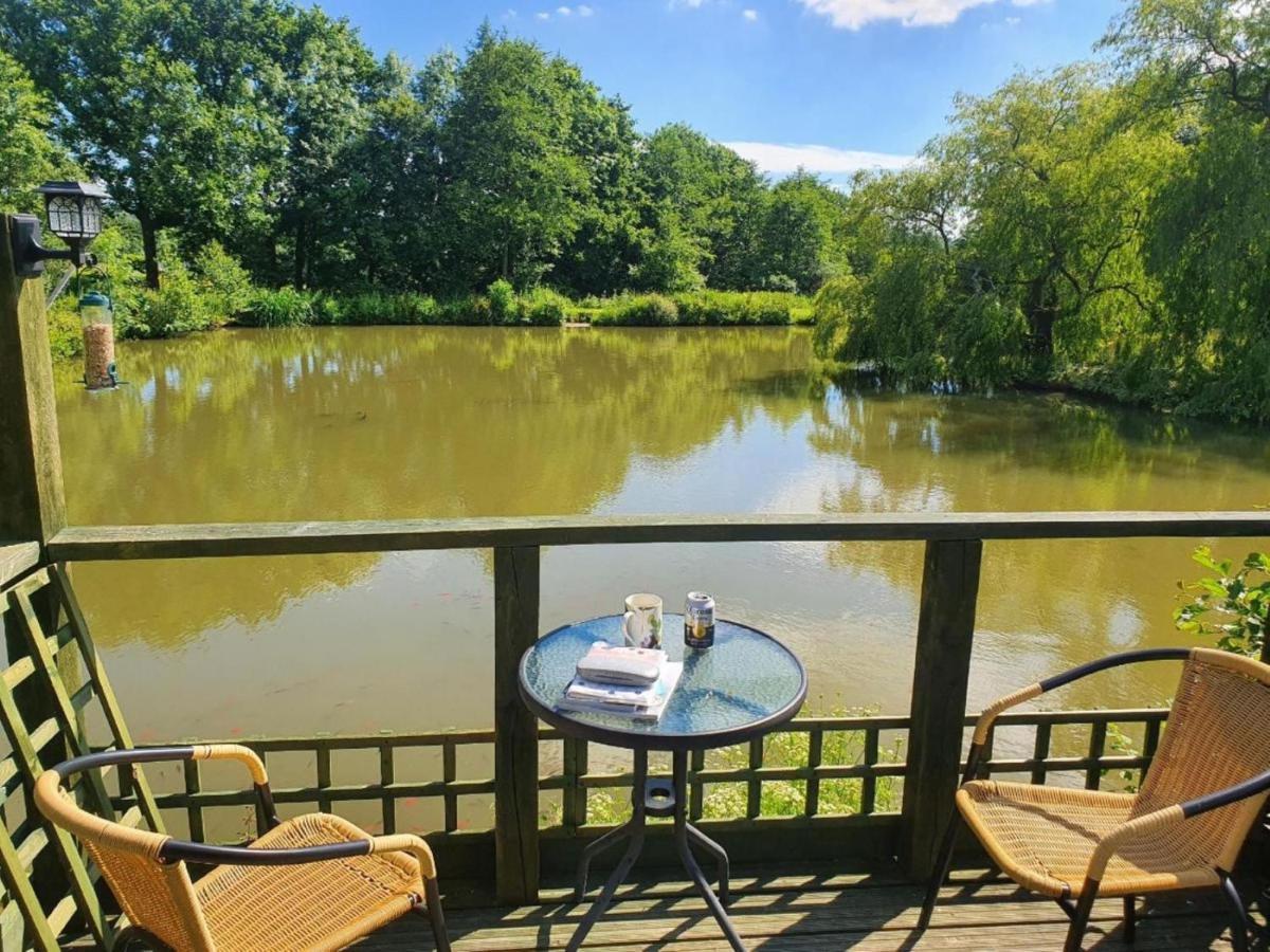 Snug & Secluded Lakeside Shepherds Hut 'Carp' อัคฟิลด์ ภายนอก รูปภาพ