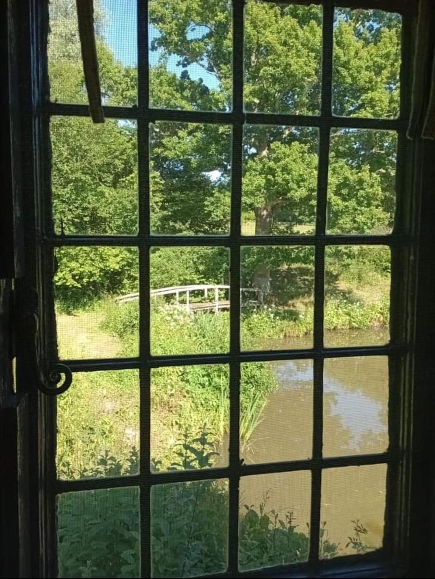 Snug & Secluded Lakeside Shepherds Hut 'Carp' อัคฟิลด์ ภายนอก รูปภาพ