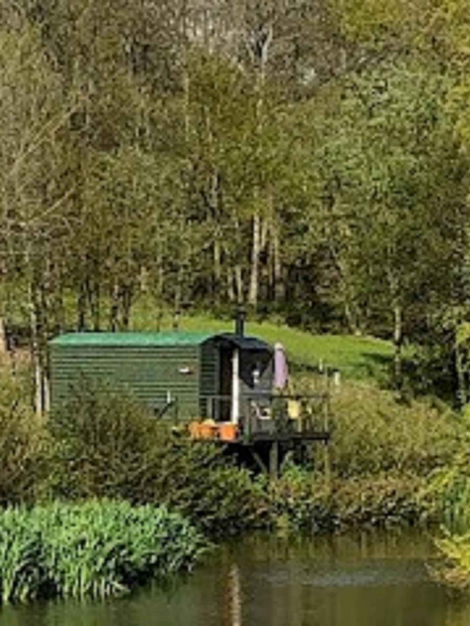 Snug & Secluded Lakeside Shepherds Hut 'Carp' อัคฟิลด์ ภายนอก รูปภาพ