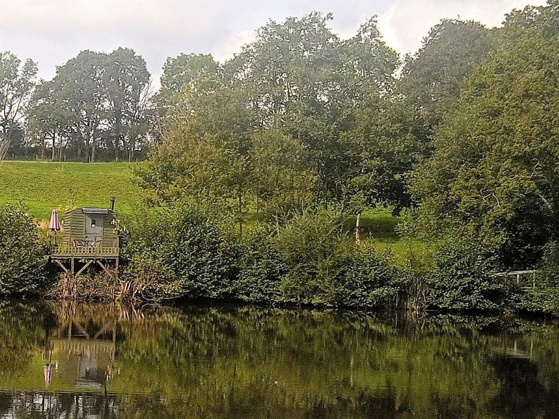 Snug & Secluded Lakeside Shepherds Hut 'Carp' อัคฟิลด์ ภายนอก รูปภาพ